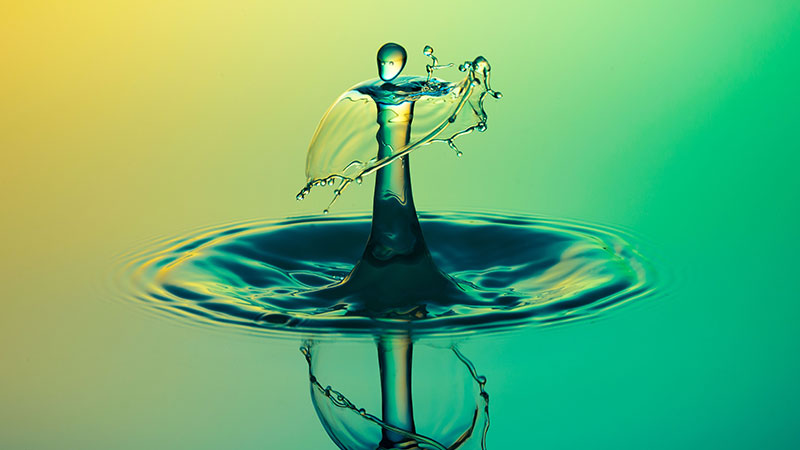 liquide éco-responsable goute d'eau au reflet vert 
